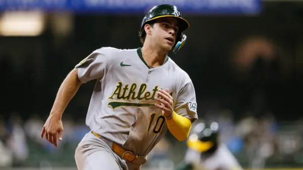 【MLB】運動家4比3擊敗紅襪|威爾森連111場零失誤刷新大聯盟紀錄 1 運動家孟西(Max Muncy)一棒擊中綠色怪物