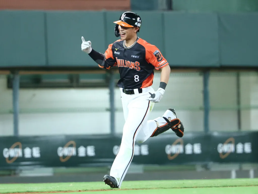 中職例行賽|統一獅3-2樂天桃猿逆轉勝 | 陳鏞基首度台東出賽 3 末段局數轟擊追平十分熱血