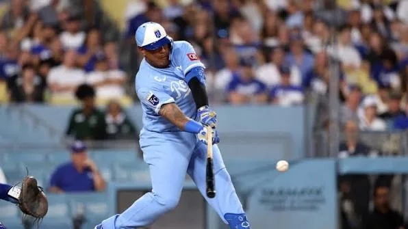 MLB|道奇5比4逆轉皇家!孟西延長10局再見安打拿下2連勝 2 培瑞茲(Salvador Perez)敲出3隻一壘安打一度讓皇家領先