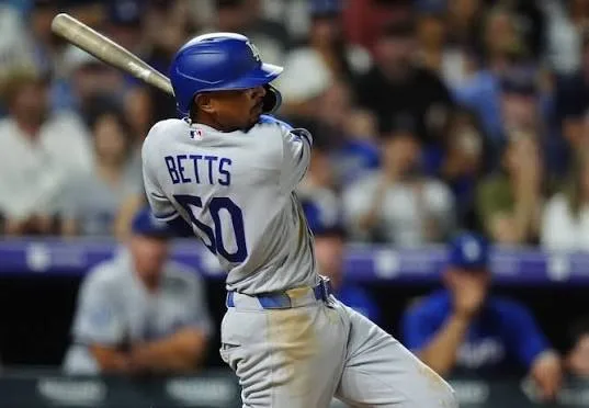 道奇貝茲（Mookie Betts）擊出全壘打