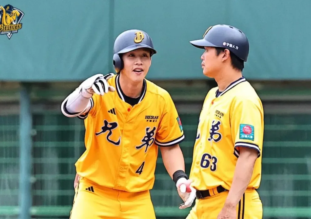 8/8中信兄弟6:1台鋼雄鷹比賽結果|黃韋盛3打點逆轉、兄弟14安奪本季第30勝 2 張士綸在兩出局後敲出右外野深遠三壘安打