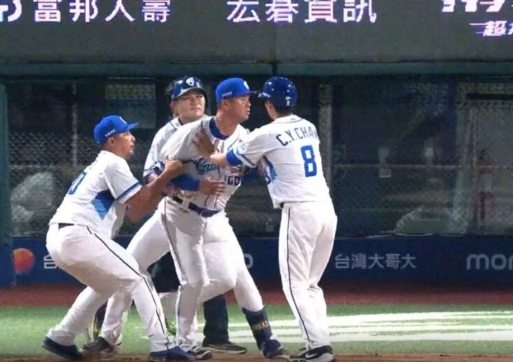 8/13中信兄弟8:6富邦悍將比賽結果|兄弟雙轟、伍立辰奪第3勝 3 高國輝不滿好球帶衝上場抗議