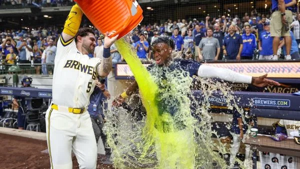 MLB|拉臘安打向對手說再見!釀酒人延長賽4:3擊退小熊 3 拉臘用再見安打助隊擊敗對手