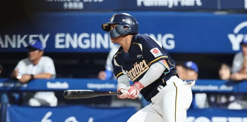 中職例行賽|中信兄弟9-8富邦悍將|張仁瑋高飛犧牲打險勝 1 張仁瑋拿本場MVP