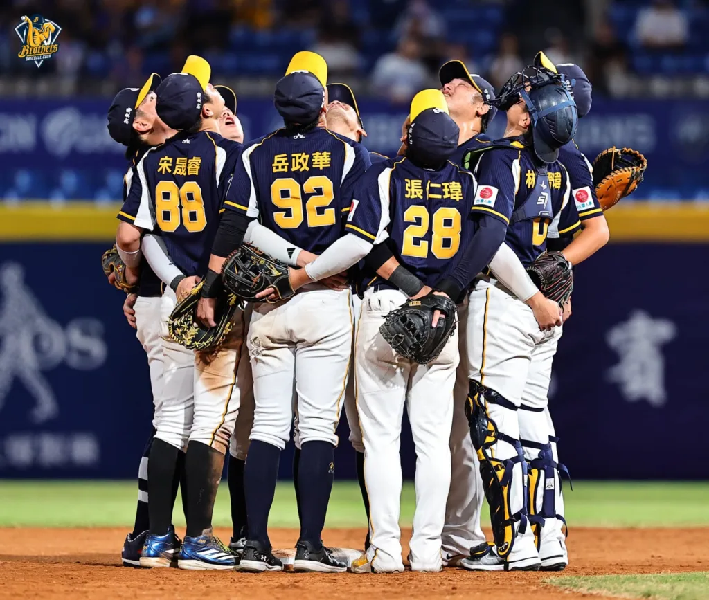 中職例行賽|中信兄弟9-8富邦悍將|張仁瑋高飛犧牲打險勝 2 中信兄弟9-8富邦悍將延長10局險勝