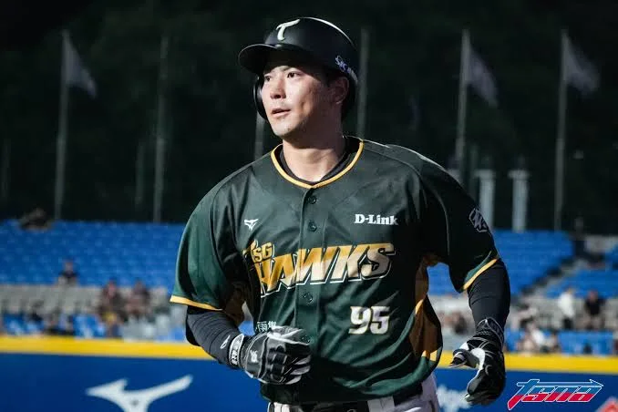 中職例行賽|樂天桃猿2-1險勝台鋼雄鷹|邱駿威生涯首勝 2 永田颯太郎敲安打破局