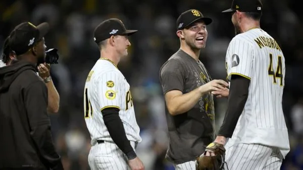 MLB季後賽|金恩7局僅挨1安壓制!教士3轟猛攻8:0完封小熊 3 金恩好投與隊友慶祝