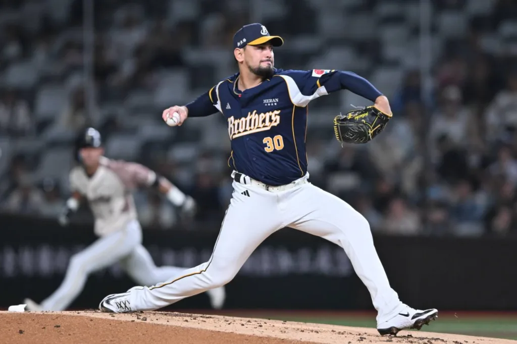 中職例行賽|中信兄弟7-1台鋼雄鷹|勝騎士無失分摘10勝 3 109球無失分封鎖敵方打線